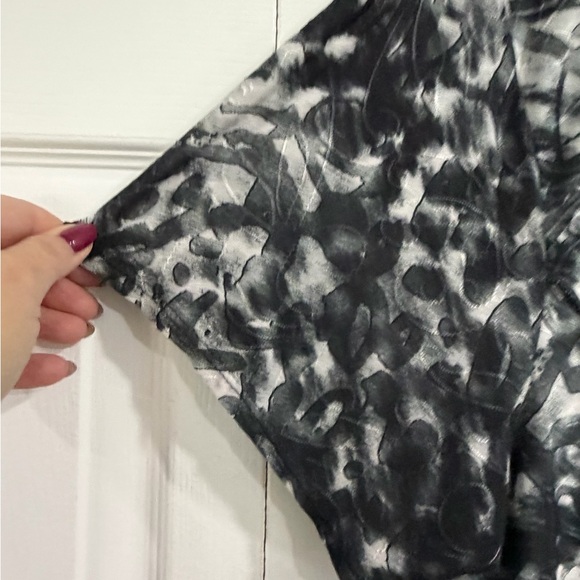 Sami & Jo 3X Black and Gray Patterned Top - Picture 3 of 4